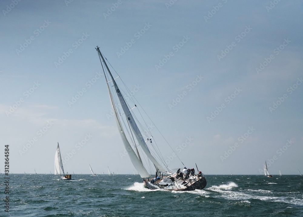 Obraz premium Yacht sailing on the sea