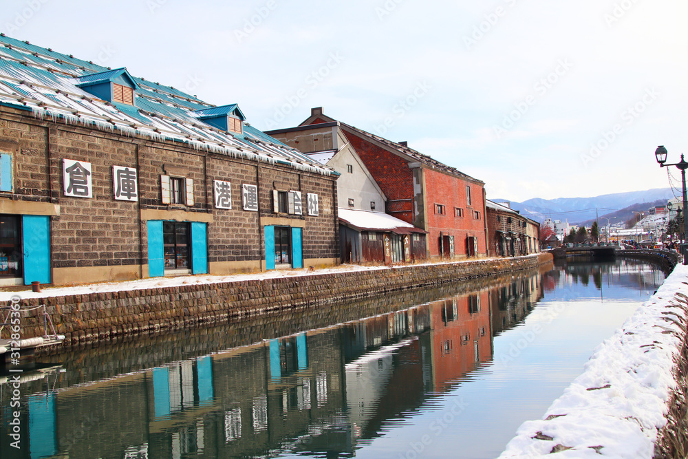 Otaru Canal and warehouses along the canal. The meaning of Japan on the warehouse is: North Japan Warehouse Gangyun Co., Ltd.