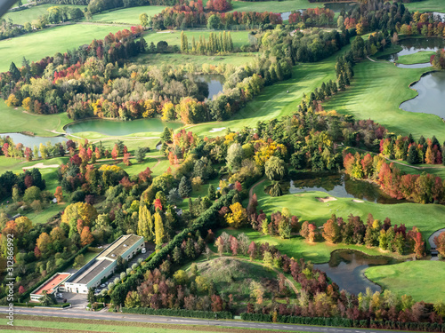 vue aérienne du golf de Nantilly à l'automne en Eure-et-Loir en France