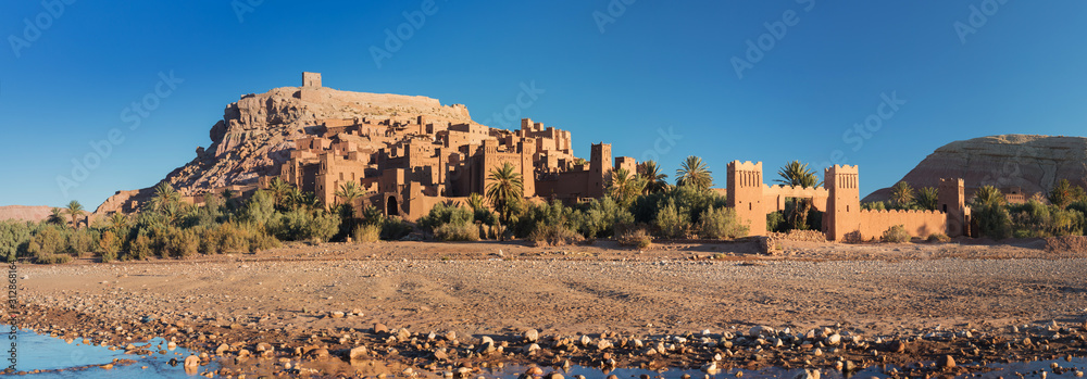 Naklejka premium Ait Benhaddou is the best preserved of the traditional Ksars and UNESCO world heritage since 1987 The fortified town of Ait ben Haddou near Ouarzazate on the edge of the sahara desert in Morocco.