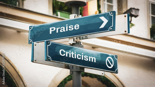 Foto Street Sign Praise versus Criticism