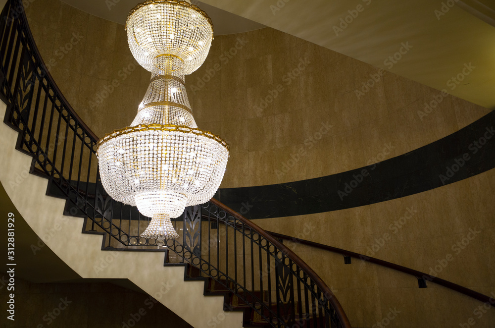Obraz premium シャンデリアと階段