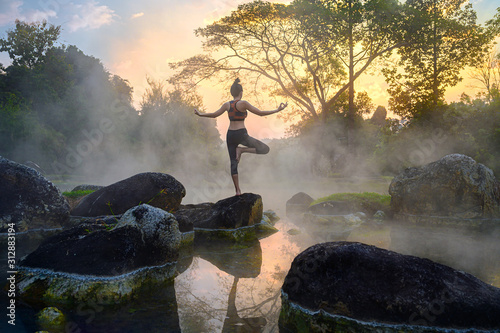 Foto young woman in action of yoga practice in steaming hot spring water, the nature