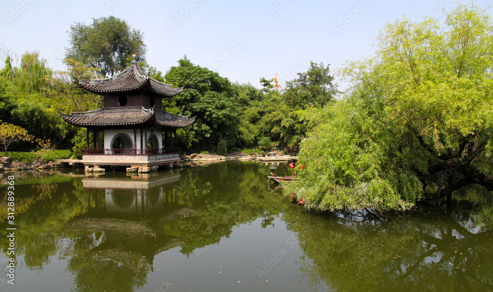 Chinese traditional Daguan nobles will build a waterscape garden for themselves to watch and relax