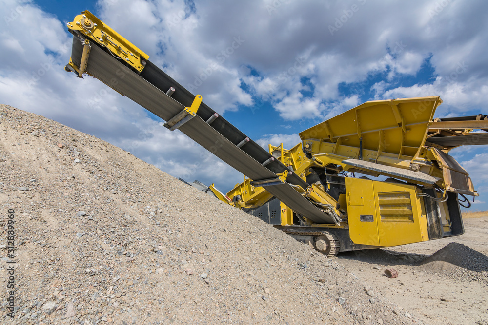 Mechanical conveyor belt to pulverize rock and stone and generate gravel Mechanical conveyor belt to pulverize rock and stone and generate gravel
