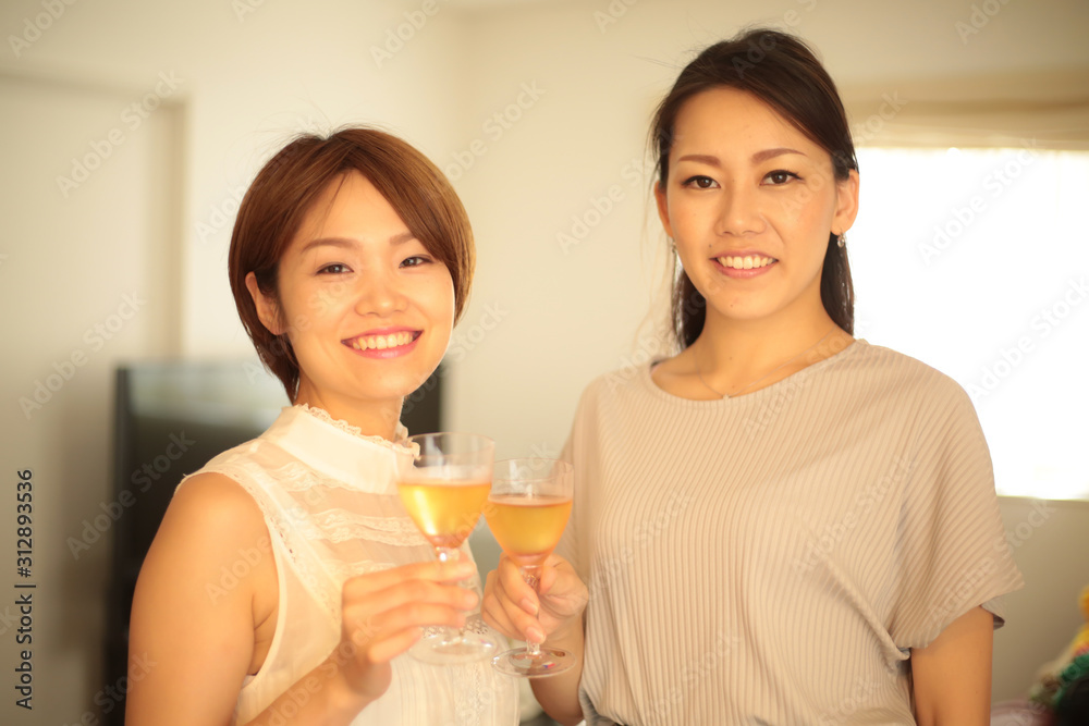 食事する女性 食事する女性