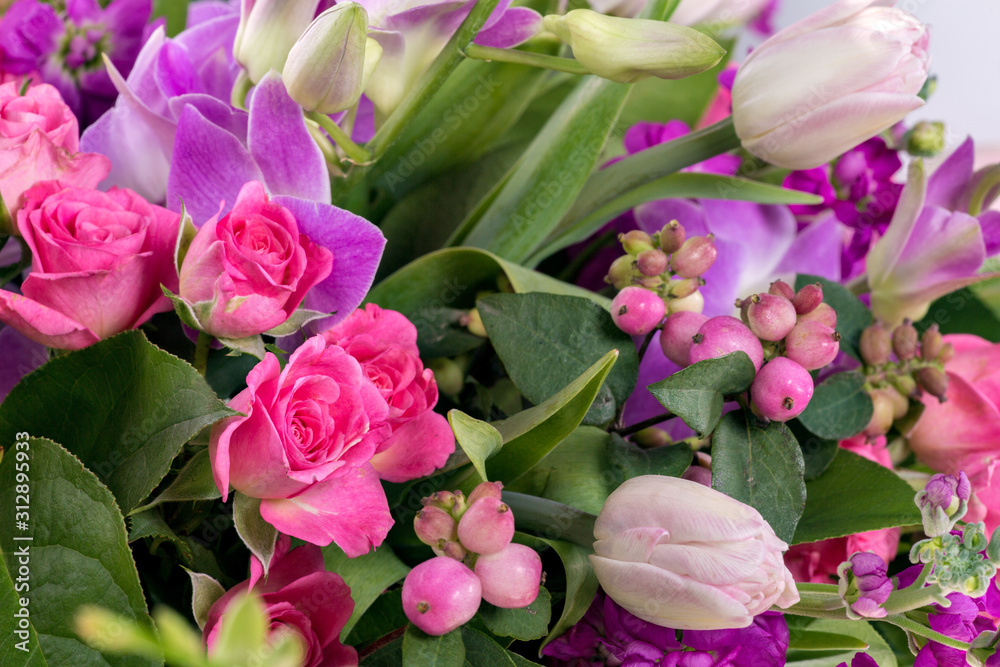 Obraz premium bouquet of flowers isolated on white