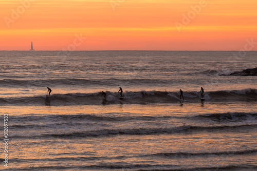 ligne de surfeur au coucher de soleil sur la plage de pontaillac 