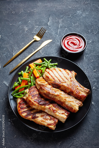 Grilled pork loin cutlets served with green bean