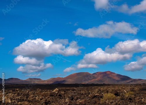 Vulkankraten in der Landschaft auf Lanazarote