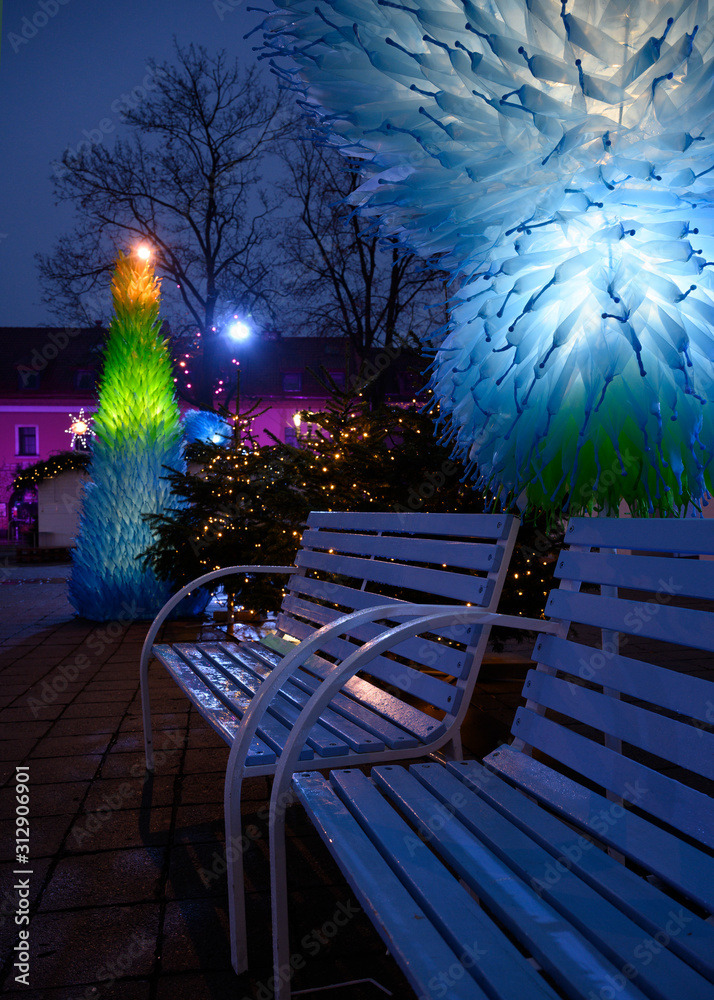 Obraz premium Christmas bench duo at Kaunas city hall