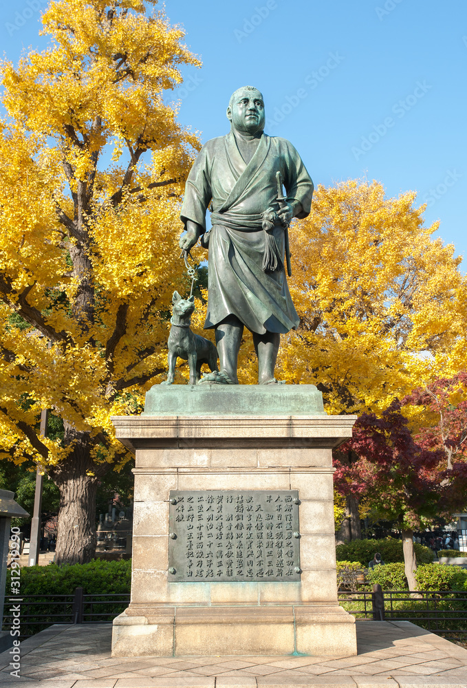 Fototapeta Statue of Saigo Takamori and his loyal dog in Ueno Park, Tokyo, Japan
