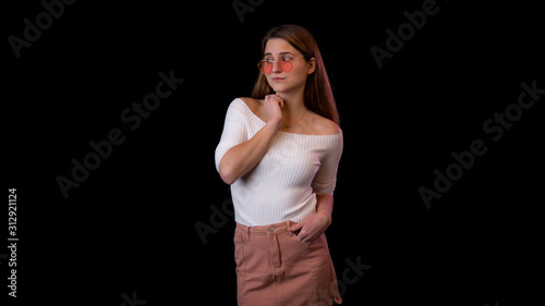 Fotografie attraktive junge Frau ist eifersüchtig
