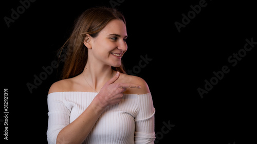 junge Frau zeigt mit ihrem Finger zur Seite