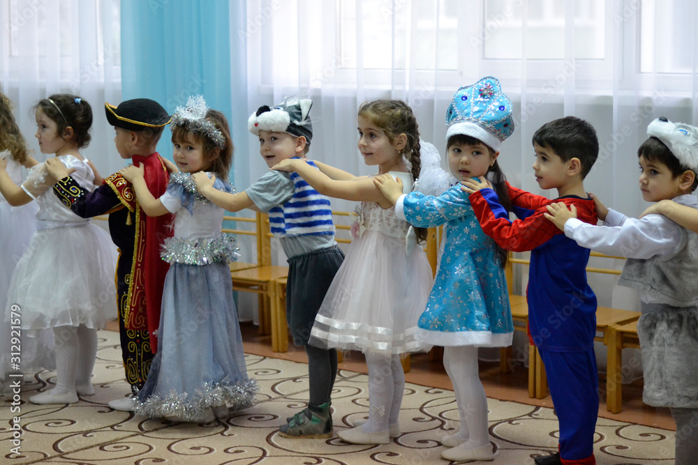 Obraz premium Pupils of the middle group at the new year's holiday in kindergarden 