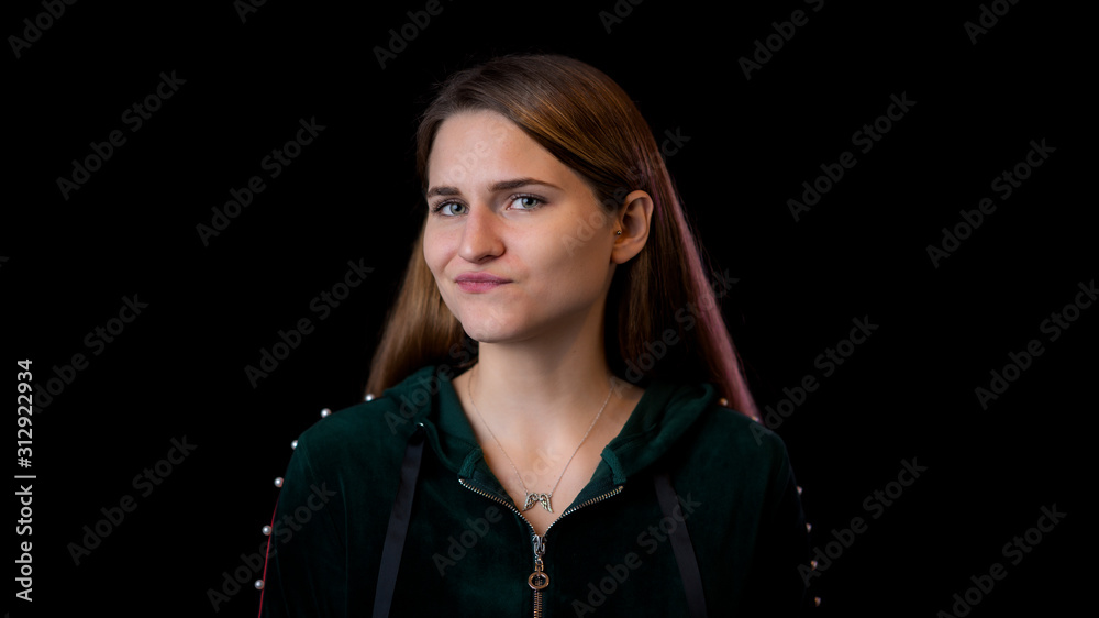 junge Frau mit verachtendem Blick junge Frau mit verachtendem Blick