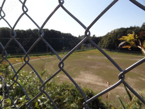 フェンス越しのグラウンド