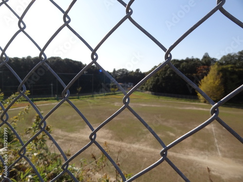 フェンス越しのグラウンド