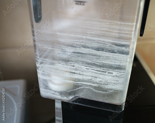 Foto Limescale in a water container in a coffee machine