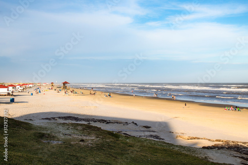 Mar e areia e o c  u azul com nuvens na Praia Grande  cidade de Torres  estado do Rio Grande do Sul  Brasil