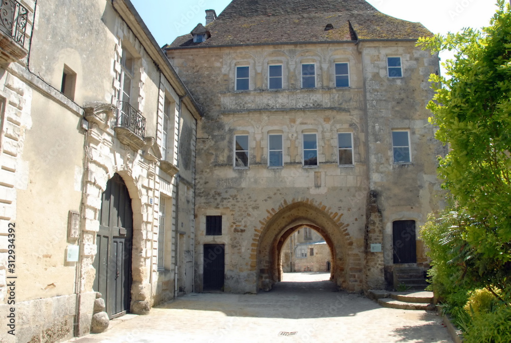 Ville de Mortagne-au-Perche, maison des comtes du perche et porte saint-Denis, département de l'Orne, France