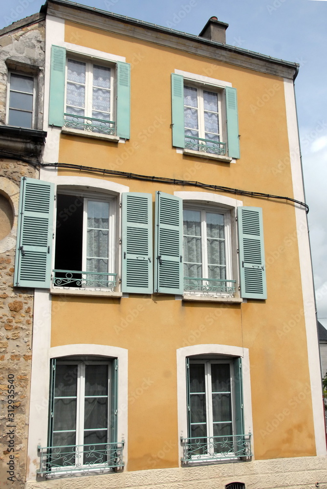 Ville de Mortagne-au-Perche, vieil immeuble du centre ville, volets gris-vert et fenêtres blanches, département de l'Orne, France