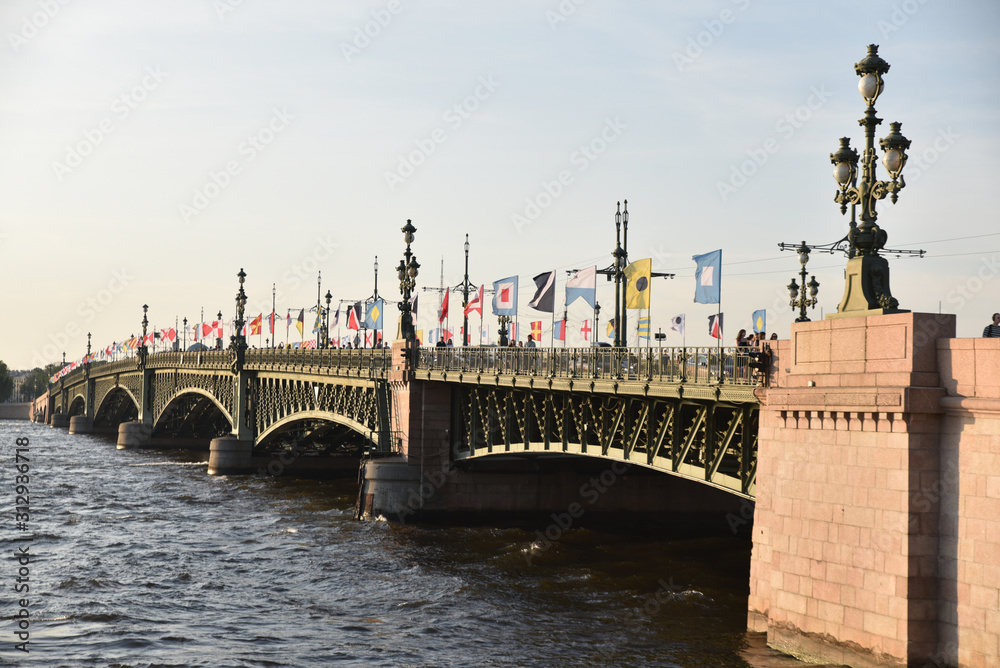 Pont sur la Neva à Saint-Pétersbourg, Russie