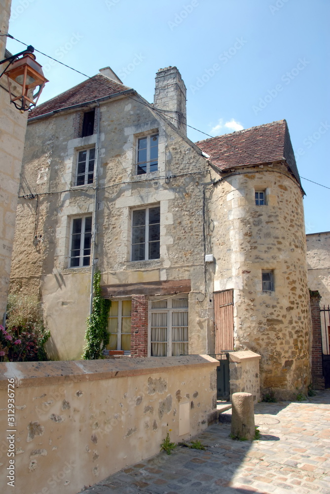 Ville de Mortagne-au-Perche, vieille bâtisses et façades du centre historique de la ville, département de l'Orne, France