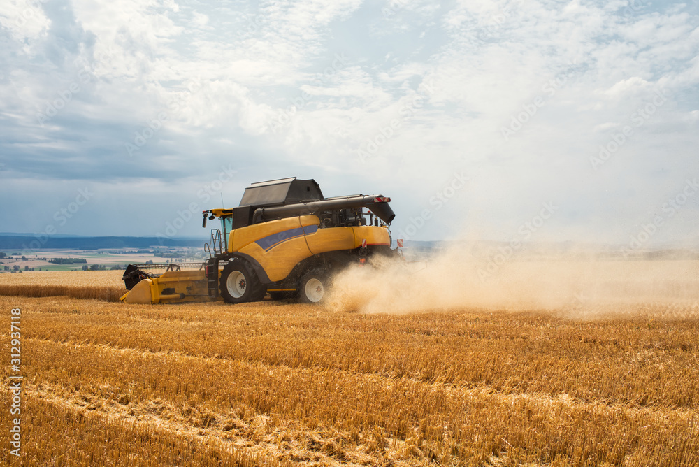 Obraz premium Mähdrescher bei der Ernte