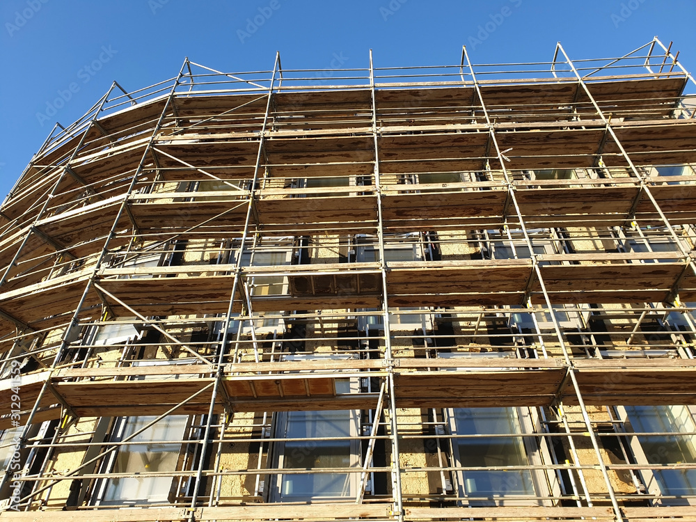 Neubau eines Gebäude mit Baugerüst