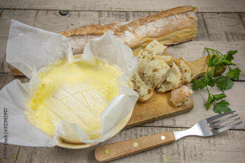 Fototapeta Naklejka Na Ścianę i Meble -  fromage fondu et pain sur une table en bois