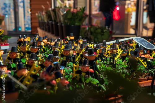 Wallpaper Mural Schonsteinfegersammlung als Deko am Verkaufsstand im Glücksklee Torontodigital.ca