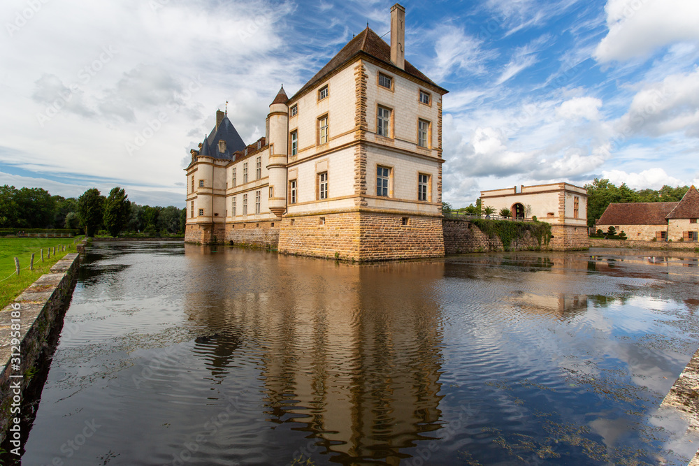 Schloss Chateau Cormatin mit Waserspiegelung im Burgund in Frankreich