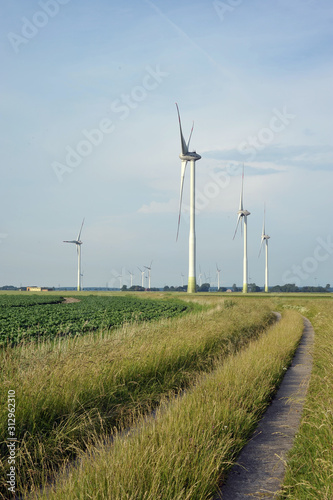Windräder und Felder