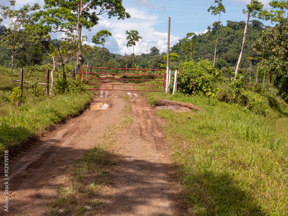 Feldwege mit einem Tor versperrt im Norden von Costa Rica bei Boca Tapada.