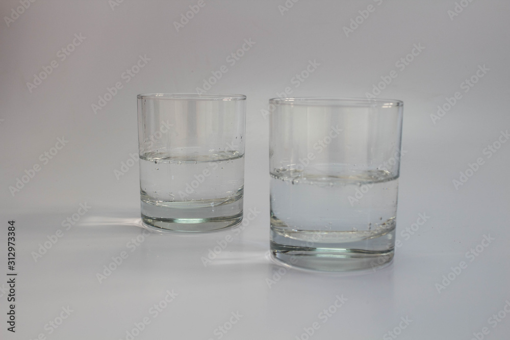 Dos vasos de agua con fondo blanco Stock Photo | Adobe Stock