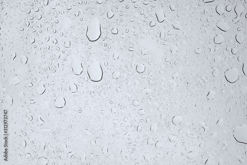 Foto Texture of raindrops on skylight glass.