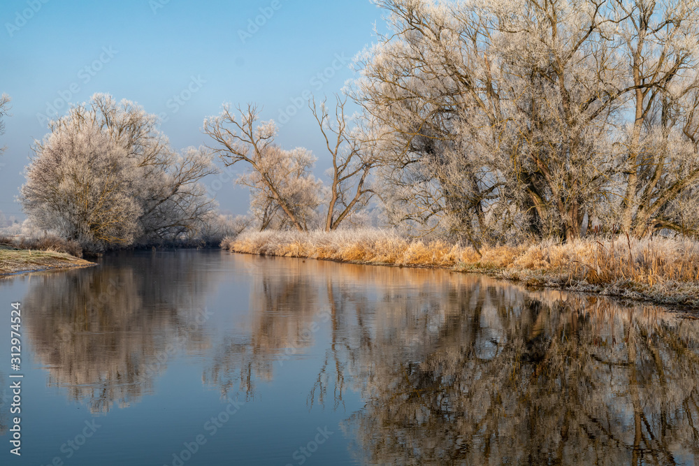 Obraz premium Die Waldnaab nach einer Frostnacht im Januar