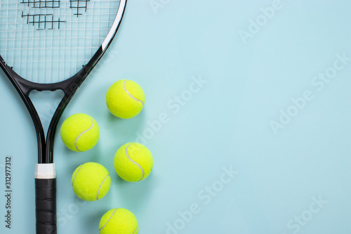 Fotografia Tennis ball and racket isolated background. Top view