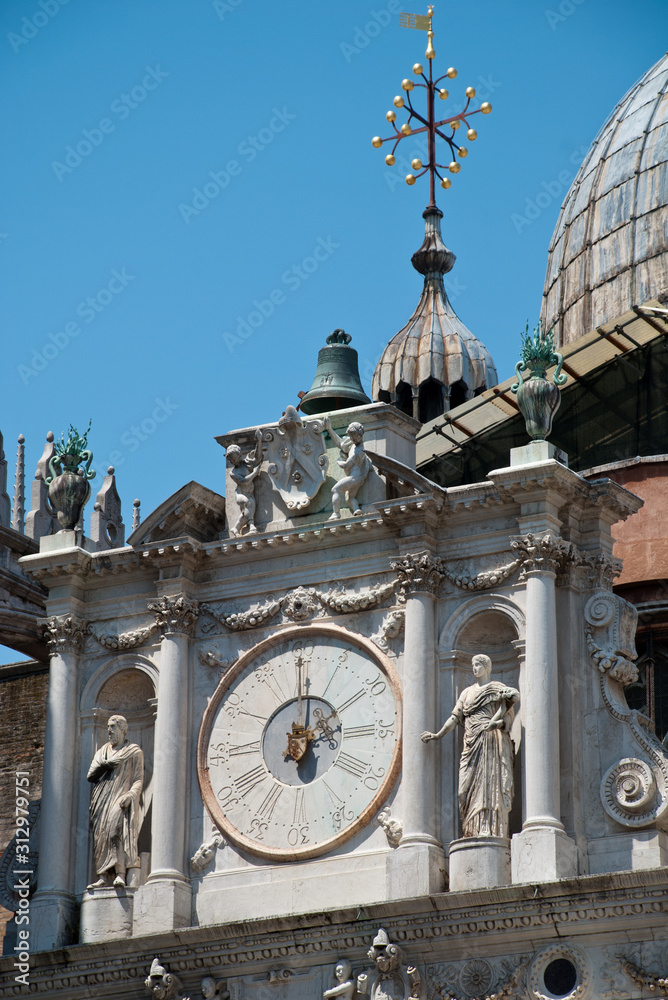 Φωτογραφία Venice, Italy: Close-up of the Arco Foscari in the courtyard of the Palazzo Duca