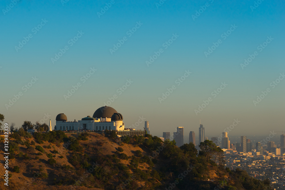 Obraz premium Griffith Observatory with a view of the LA skyline in the background
