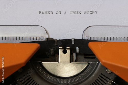 Slika na platnu Close up footage of ˝BASED ON A TRUE STORY˝ written on a paper, on an old typewriter with capital letters