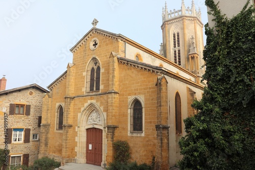 Eglise Saint Georges du village de Chevinay - Département du Rhône - France - Vue extérieure