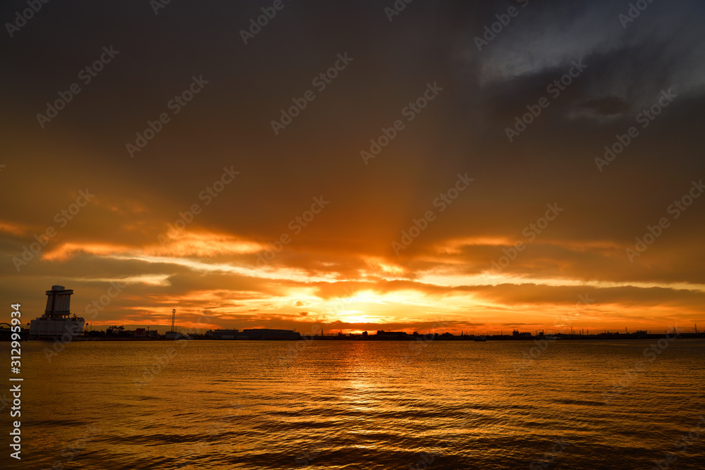 Fototapeta premium 朝焼けからの日の出