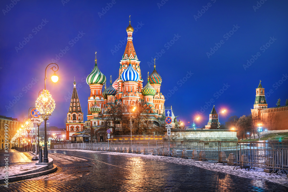 Собор Василия Блаженного и фонари St. Basil's Cathedral and festive lights - obrazy, fototapety, plakaty 