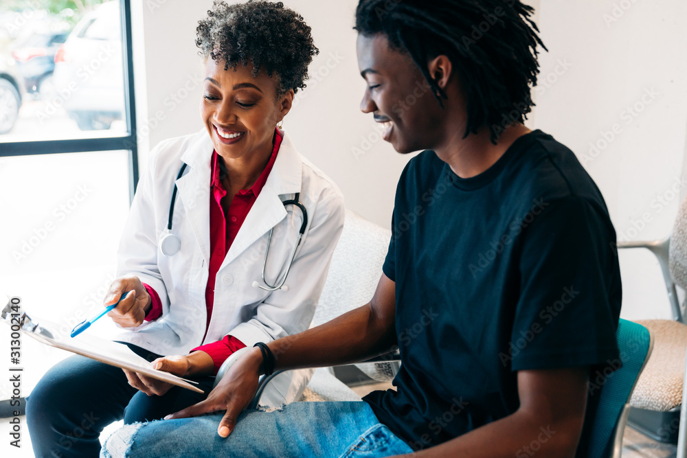 © Gerald Carter/Creative Flame - Doctor consulting medical patient © Gerald Carter/Creative Flame - Doctor consulting medical patient