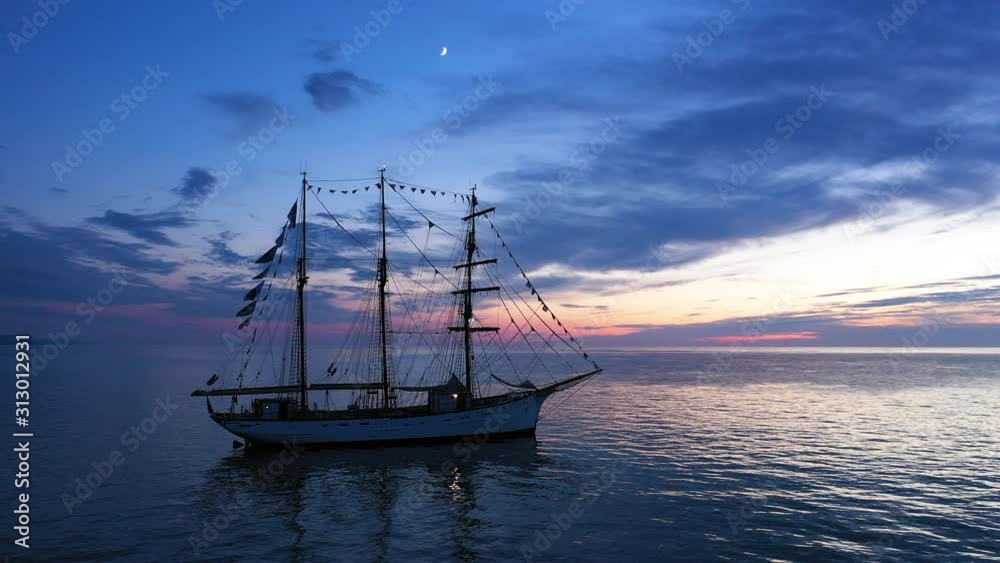 Le Marité aux Grandes Dalles, un bateau à voiles en Normandie sur la mer au crépuscule
