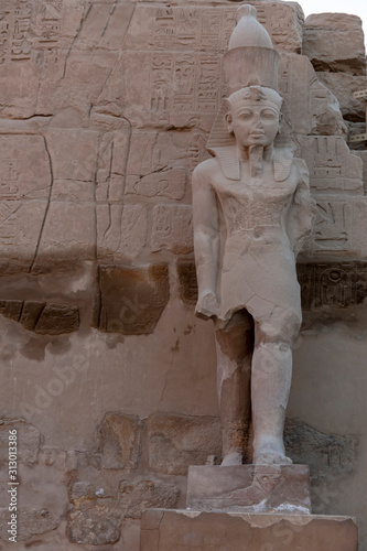 Statue im Tempel von Karnak photo
