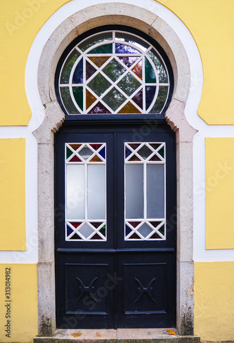 Door on the yellow wall © Hugo