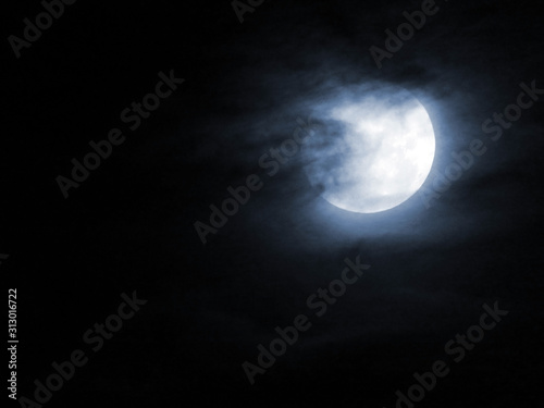 noche tenebrosa de luna llena photo